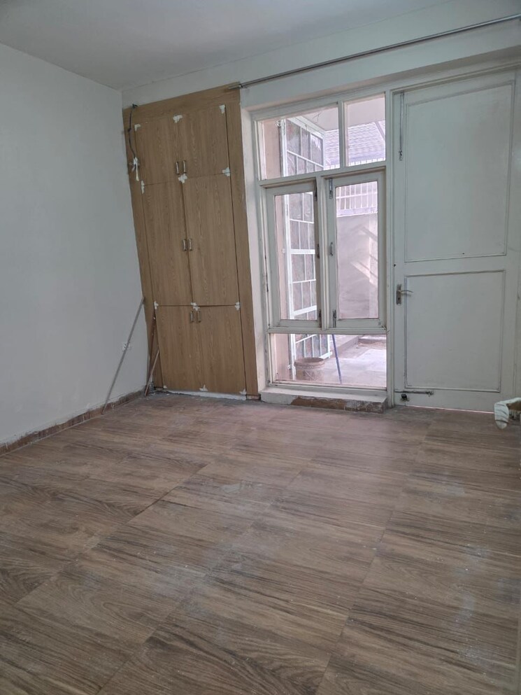 Room, sector 89 3 Bedroom 250 Sq.Yd. Builder Floor In Sector 89 Faridabad 9710814