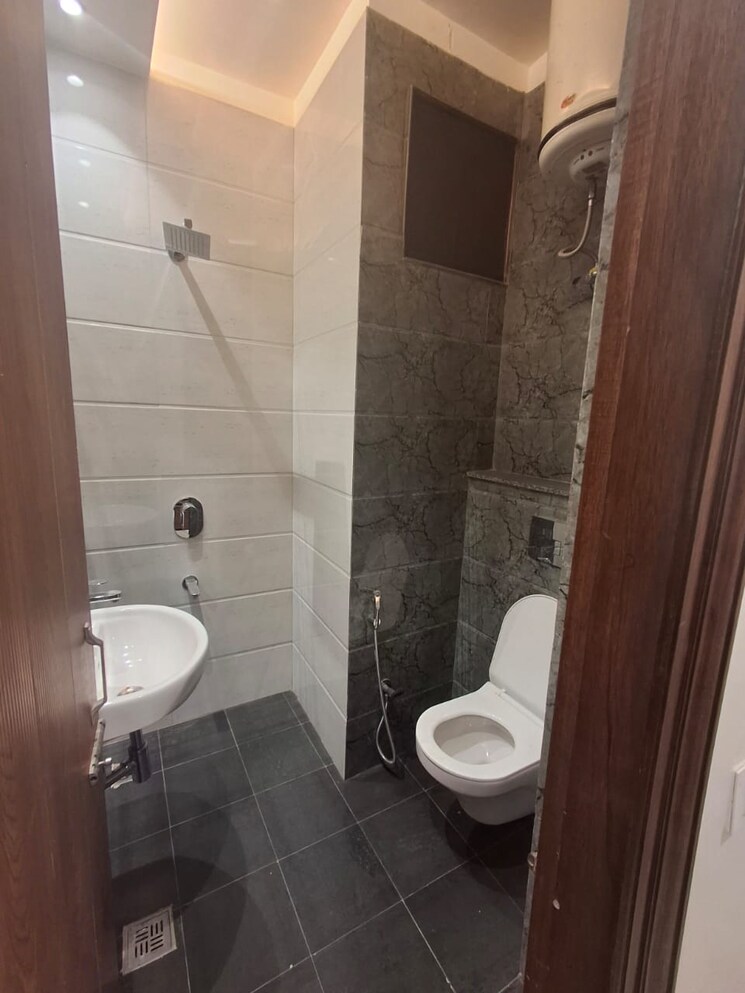 Bathroom, sector 46 3 Bedroom 1700 Sq.Ft. Apartment In Sector 46 Chandigarh 9711039