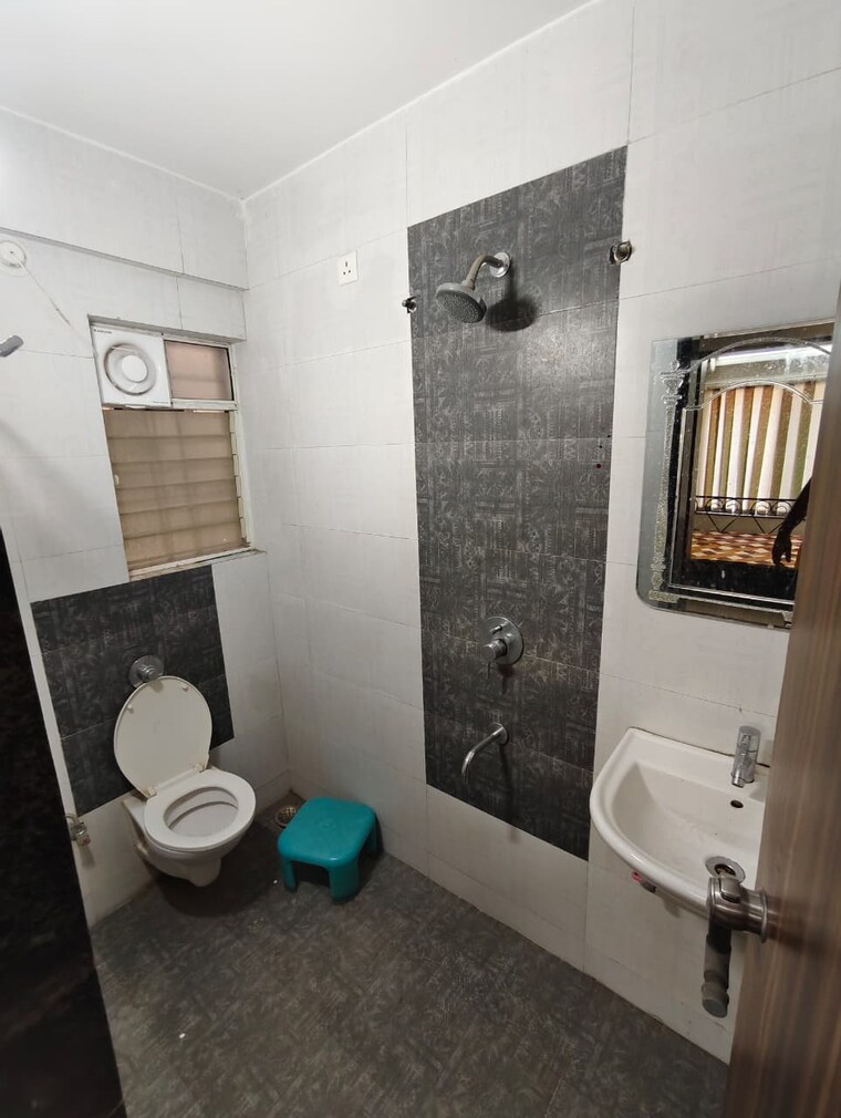 Bathroom, geeta-gold-floristaa 2 Bedroom 1000 Sq.Ft. Apartment In Kharadi Pune 9711026