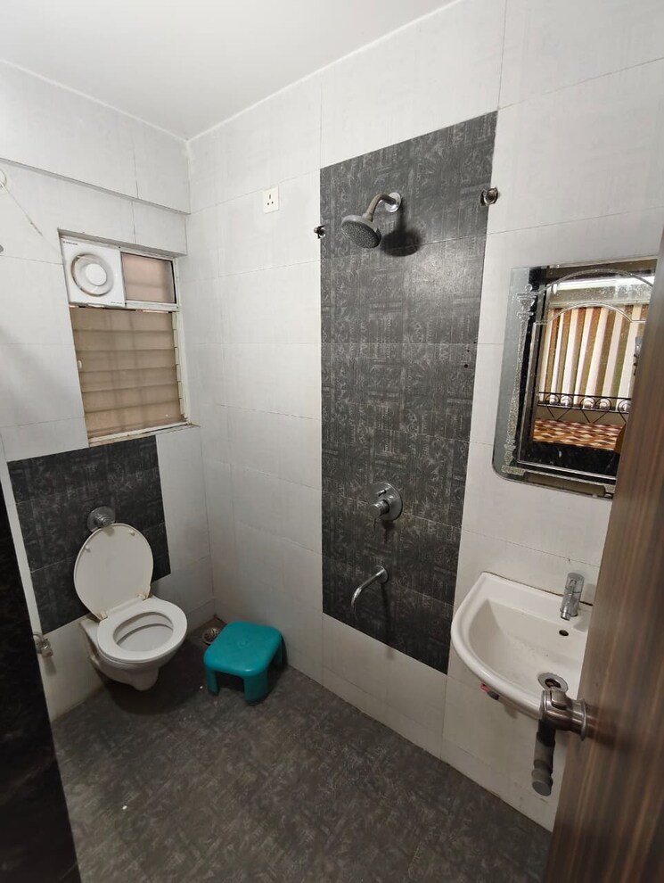 Bathroom, geeta-gold-floristaa 2 Bedroom 1000 Sq.Ft. Apartment In Kharadi Pune 9711026