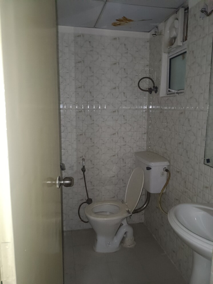 Bathroom, gaur-city-2-11th-avenue 3 Bedroom 1420 Sq.Ft. Apartment In Sector 16c Greater Noida Greater Noida 9711201