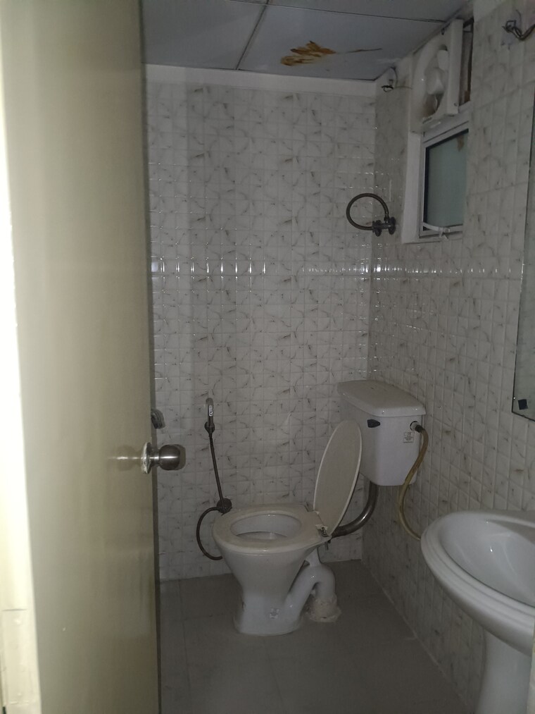 Bathroom, gaur-city-2-11th-avenue 3 Bedroom 1420 Sq.Ft. Apartment In Sector 16c Greater Noida Greater Noida 9711201
