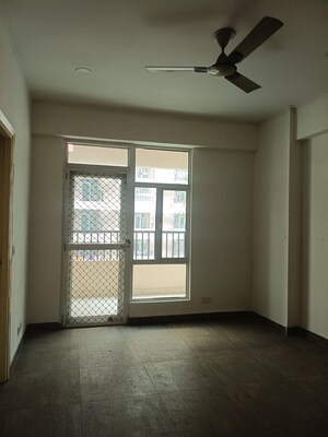 Room in 3 BHK Apartment at Gaur City 2 - 11th Avenue, Sector 16c Greater Noida – for Rent