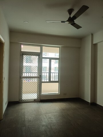 Room in 3 BHK Apartment at Gaur City 2 - 11th Avenue, Sector 16c Greater Noida – for Rent