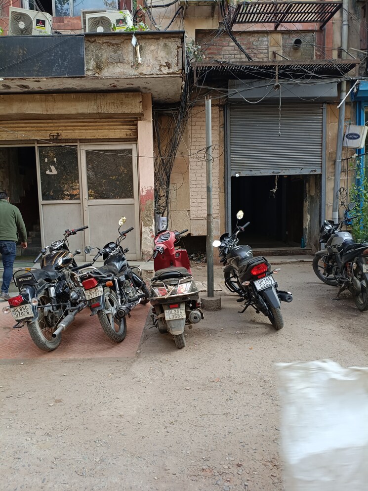  Parking, new friends colony Commercial Office Space 1200 Sq.Ft. In New Friends Colony Delhi 9711426