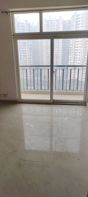 Room in 3 BHK Apartment at Amrapali Platinum, Sector 119 – for Rent