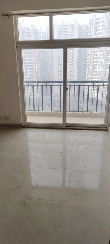 Room in 3 BHK Apartment at Amrapali Platinum, Sector 119 – for Rent