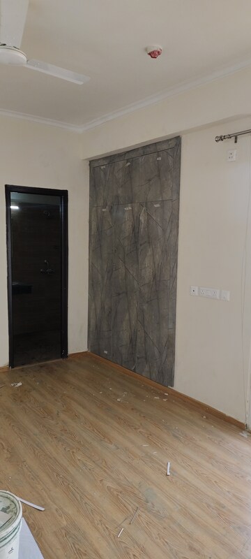 Room in 3 BHK Apartment at Amrapali Platinum, Sector 119 – for Rent