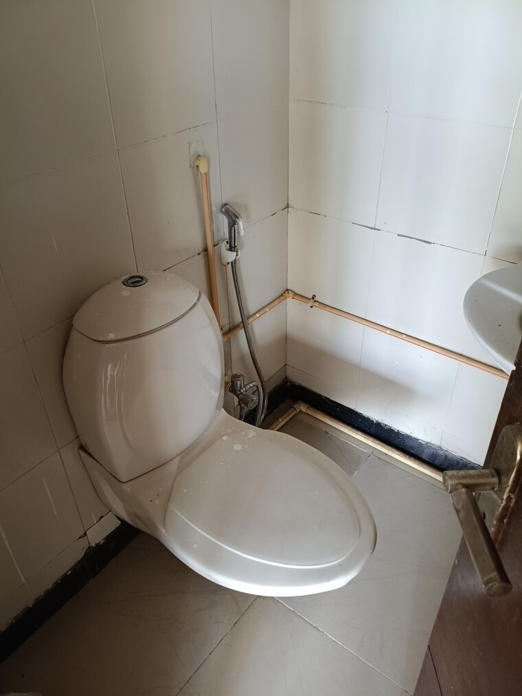 Attached Bathroom, new friends colony Commercial Office Space 2200 Sq.Ft. In New Friends Colony Delhi 9711770