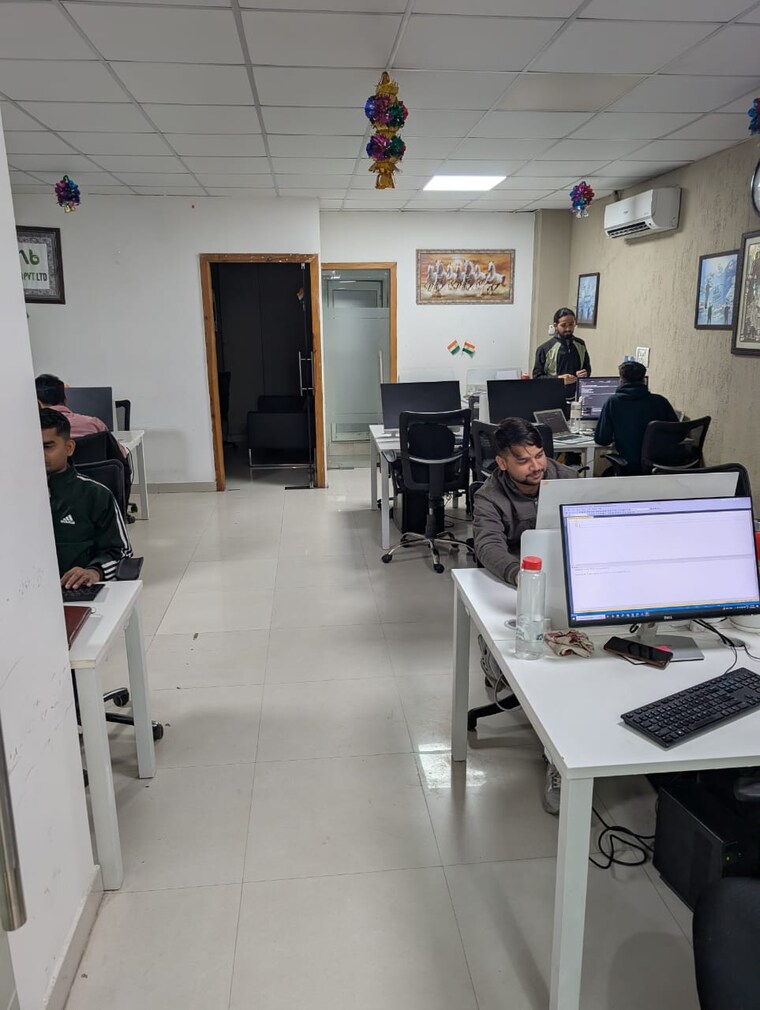 Team Area, sector 4 Commercial Office Space in IT/SEZ 1200 Sq.Ft. In Sector 4 Noida 9711804