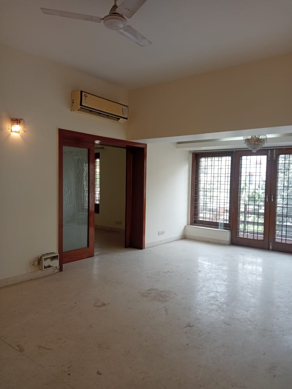 4 BHK + Servant Room Apartment For Rent in Arun Vihar Sector 37