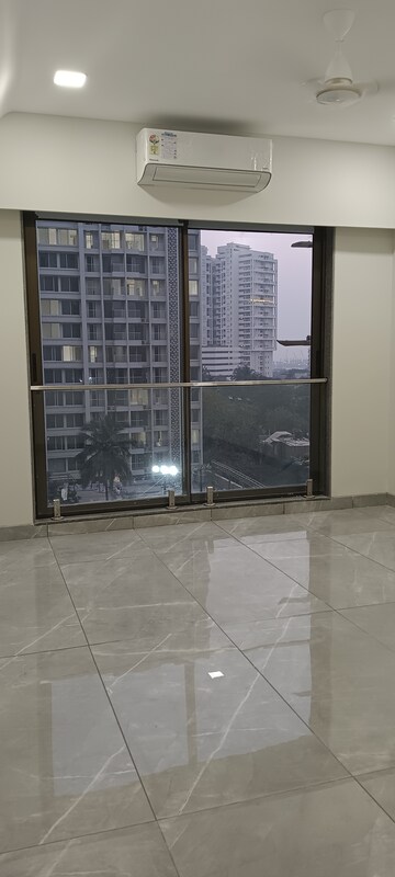 Room in 3 BHK Apartment at Hubtown Ruby, Andheri West – for Rent
