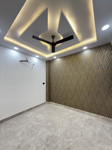 Room in 3 BHK Builder Floor at Govindpuri – for Rent