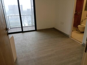 Room in 4 BHK Apartment at Lower Parel – for Rent