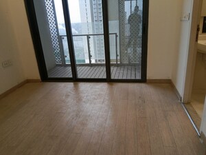 Room in 4 BHK Apartment at Lower Parel – for Rent