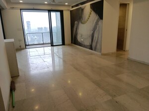 Room in 4 BHK Apartment at Lower Parel – for Rent