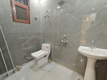 Bathroom in 1 BHK Builder Floor at Vaishali Sector 3 – for Rent