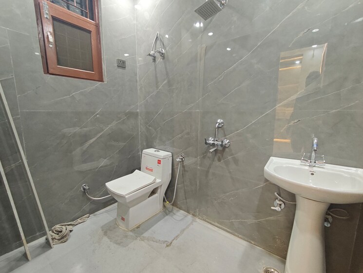 Bathroom, vaishali sector 3 1 Bedroom 600 Sq.Ft. Builder Floor In Vaishali Sector 3 Ghaziabad 9712522