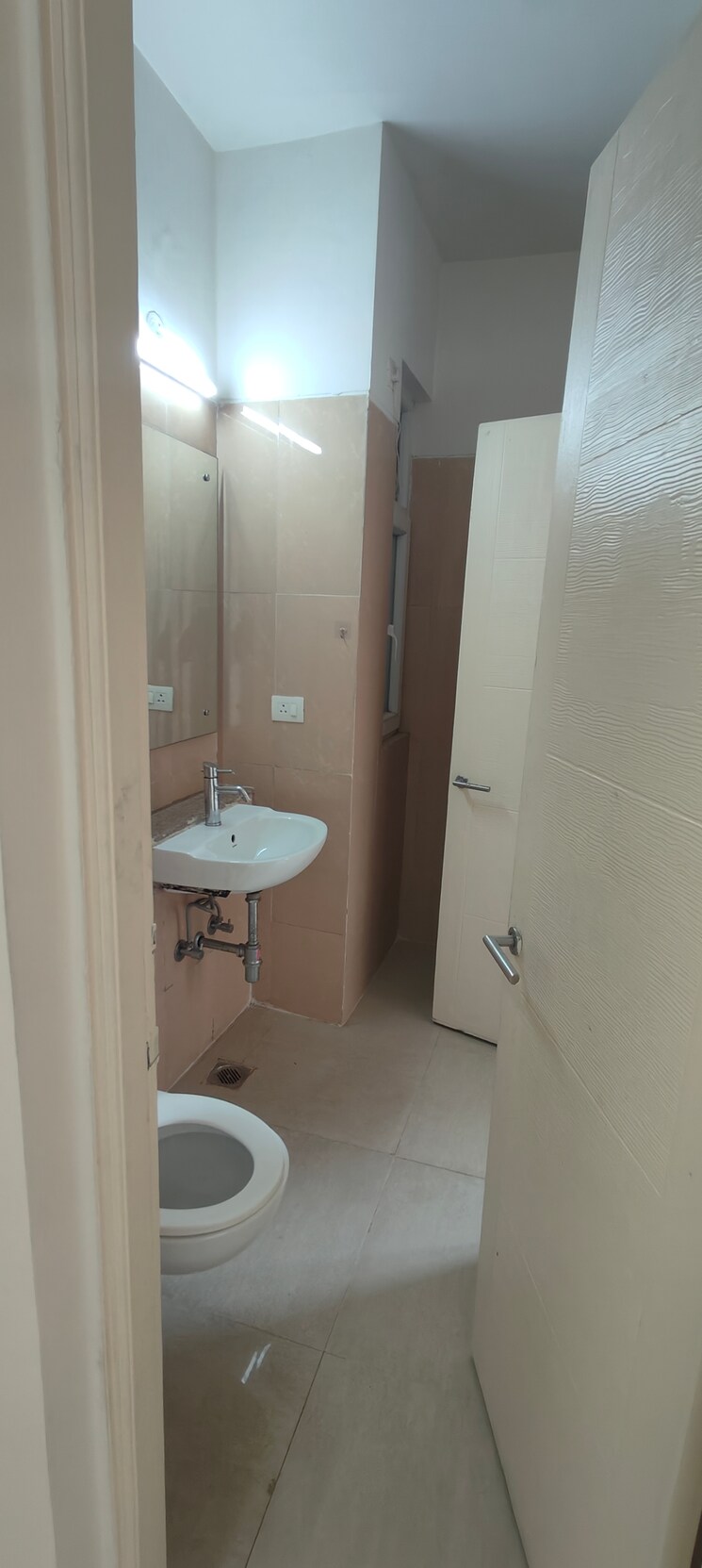 Bathroom, emaar-emerald-estate 2 Bedroom 1020 Sq.Ft. Apartment In Sector 65 Gurgaon 9712543