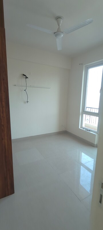 Room in 2 BHK Apartment at Emaar Emerald Estate, Sector 65 – for Rent