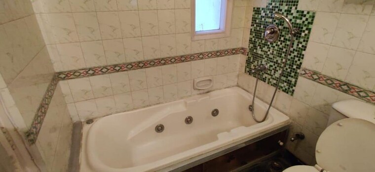 Bathroom, safdarjung enclave 3 Bedroom 200 Sq.Yd. Builder Floor In Safdarjung Enclave Delhi 9712551