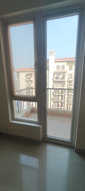 Room in 3 BHK Apartment at Emaar Emerald Estate, Sector 65 – for Rent