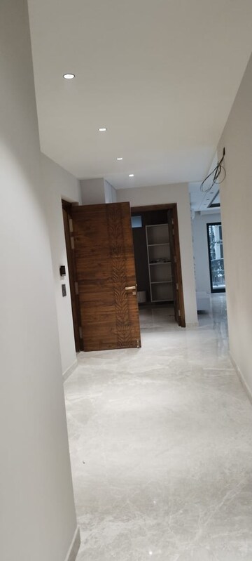 Room in 3 BHK Builder Floor at Safdarjung Enclave – for Sale