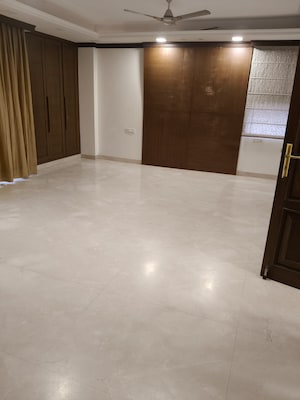 Room in 3 BHK Builder Floor at Safdarjung Enclave – for Sale