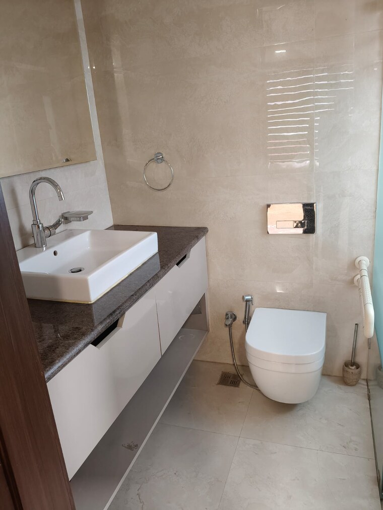Bathroom, safdarjung enclave 3 Bedroom 241 Sq.Yd. Builder Floor In Safdarjung Enclave Delhi 9712566