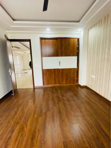 Room in 4 BHK Builder Floor at Sector 23 – for Rent