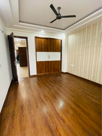 Room in 4 BHK Builder Floor at Sector 23 – for Rent