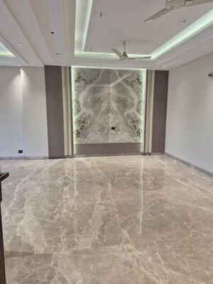 Room in 6+ BHK Independent House at Friends Colony – for Rent