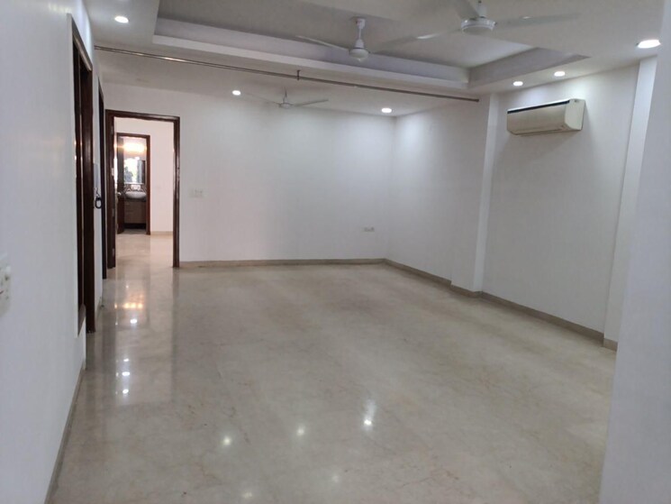 Room, friends colony 4 Bedroom 1200 Sq.Yd. Builder Floor In Friends Colony Delhi 9712578