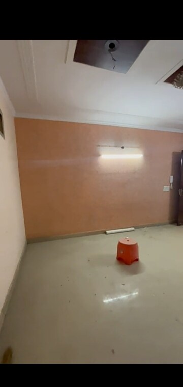 Furnished Amenities in 3 BHK Builder Floor at Mahavir Enclave – for Sale