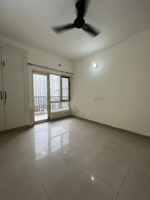 Room in 2 BHK Apartment at Panchsheel Greens, Sector 16 Greater Noida – for Rent