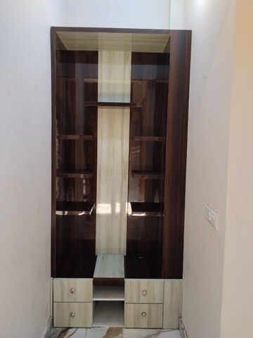 Room in 3 BHK Apartment at Migsun Ultimo, Omicron Iii Greater Noida – for Rent