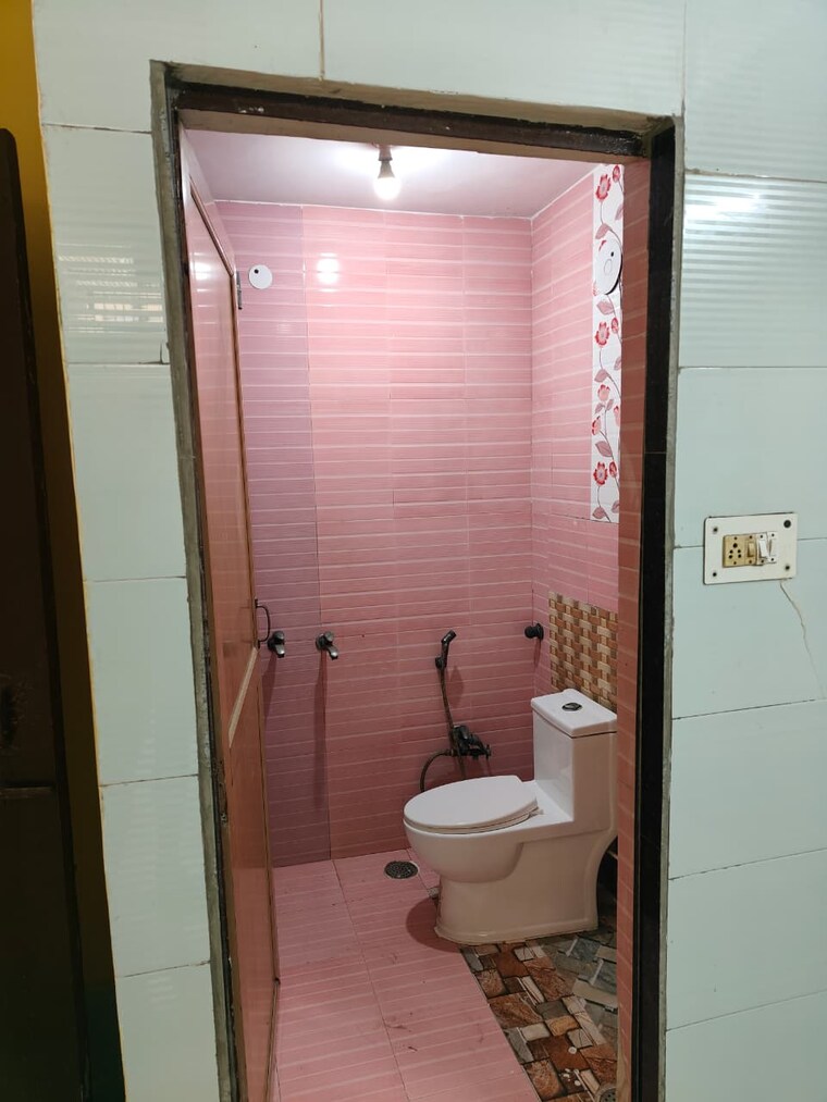 Bathroom, ntpc-township 2 Bedroom 850 Sq.Ft. Builder Floor In Sector 33 Noida 9712869