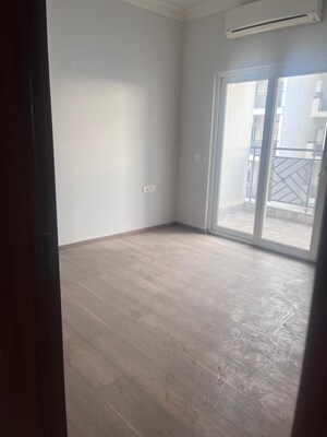 Room in 3 BHK Apartment at Central Park Flower Valley Aqua Front Towers, Sohna Sector 33 – for Rent