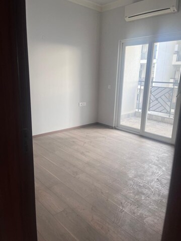 Room in 3 BHK Apartment at Central Park Flower Valley Aqua Front Towers, Sohna Sector 33 – for Rent