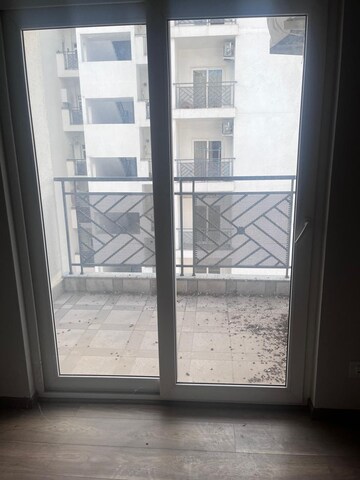 Room in 3 BHK Apartment at Central Park Flower Valley Aqua Front Towers, Sohna Sector 33 – for Rent