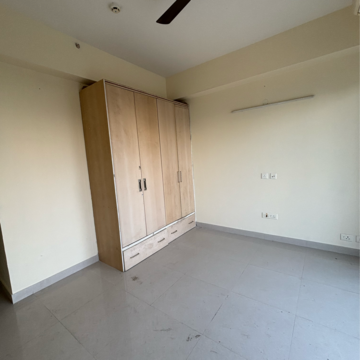 Room in 4 BHK Apartment at Adani Oyster Platinum Tower, Sector 102a – for Rent