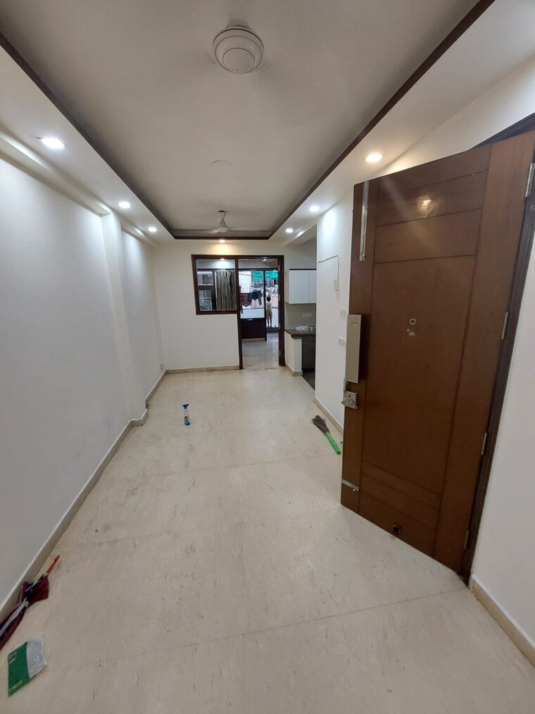 Room, east of kailash 3 Bedroom 125 Sq.Yd. Builder Floor In East Of Kailash Delhi 9712915
