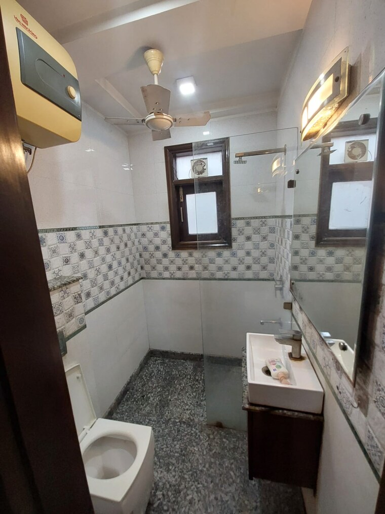 Team Area, east of kailash 3 Bedroom 125 Sq.Yd. Builder Floor In East Of Kailash Delhi 9712915