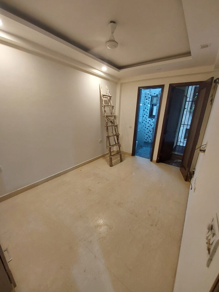 Room, east of kailash 3 Bedroom 125 Sq.Yd. Builder Floor In East Of Kailash Delhi 9712915
