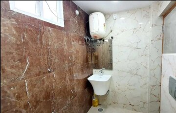 Bathroom in 3.5 BHK Apartment at Omaxe R2, Gomti Nagar – for Rent