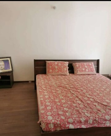 Bedroom in 3 BHK Apartment at Omaxe R2, Gomti Nagar – for Rent