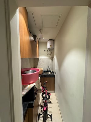 Furnished Amenities in 4 BHK Builder Floor at Hauz Khas – for Sale