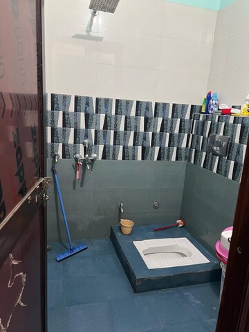 Master Bedroom in 2 BHK Builder Floor at Gomti Nagar – for Rent