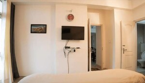 Room in 3 BHK Apartment at Omaxe The Palace, Gomti Nagar – for Rent