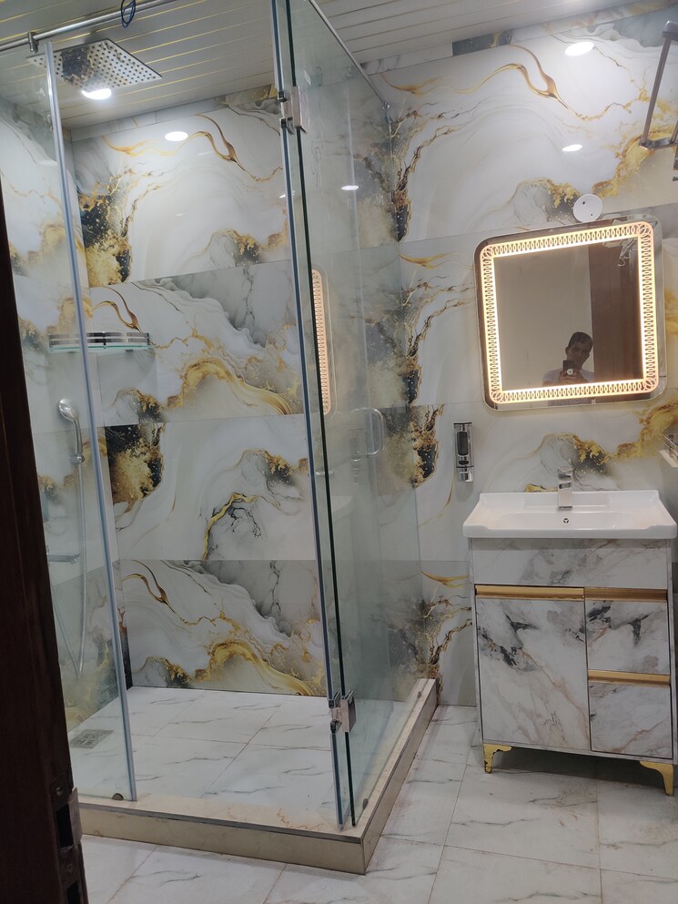 Bathroom, safdarjung enclave 4 Bedroom 400 Sq.Yd. Builder Floor In Safdarjung Enclave Delhi 9713025